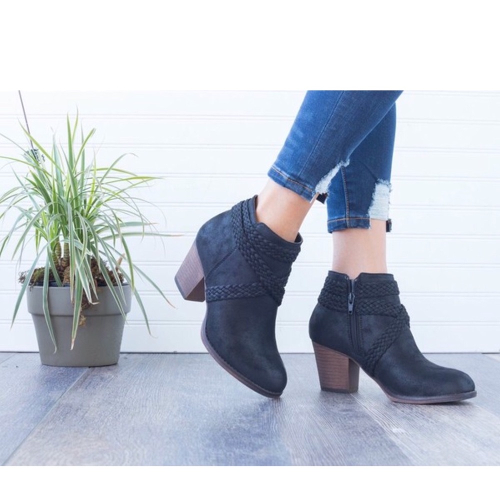 5 1/2🆕5⭐️BEST SELLER Distressed Booties - Picture 5 of 6